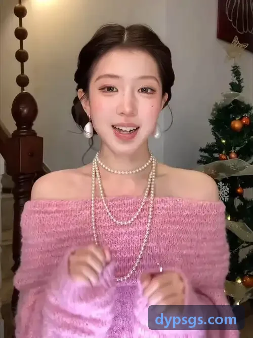 法务与安全人员核对跨境合同条款的数据合规出境评估